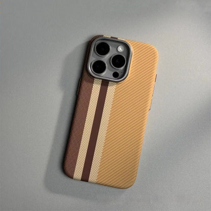 Vielseitige iPhone-Hülle in verschiedenen Farben und Designs, stoßfest, sturzsicher und wärmeableitend. Magnetische Kompatibilität mit iPhones, gefertigt aus robustem Polycarbonat.